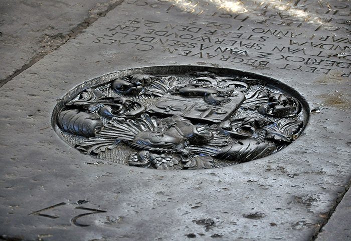 Grafsteen 2026 kl; grafsteen in de Stompe Toren Spaarnwoude; illustratie bij artikel over tentoonstelling op de website van de Stompe Toren